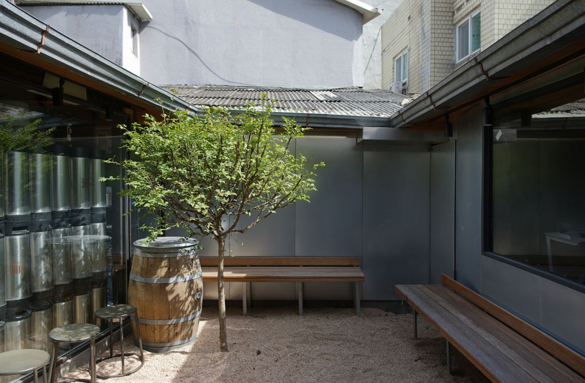 서대문구에 위치한 브루어리 304는 1960년대에 지어진 철근 콘크리트 건물을 개조했다. / 이미지출처: 네이버 지도 업체 제공 이미지