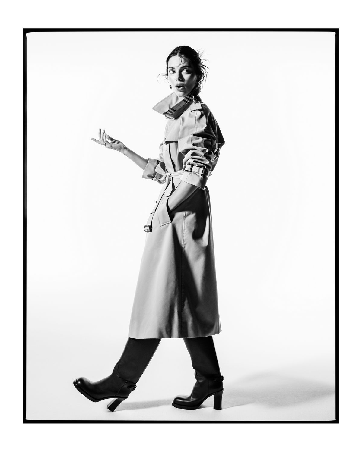 버버리 창립 170주년 캠페인에 참여한 켄달 제너. 버버리 트렌치코트 특유의 구조적인 실루엣과 하우스 체크 디테일이 함께 드러난다. / 이미지 출처: 버버리