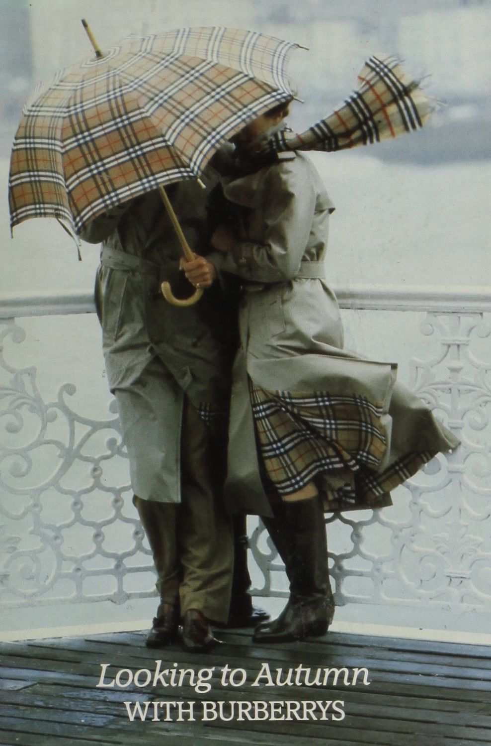 1982 년 캠페인에 등장한 리치필드 경(Lord Lichfield)과 레이디 애스퀴스(Lady Asquith) / 이미지 출처: 버버리