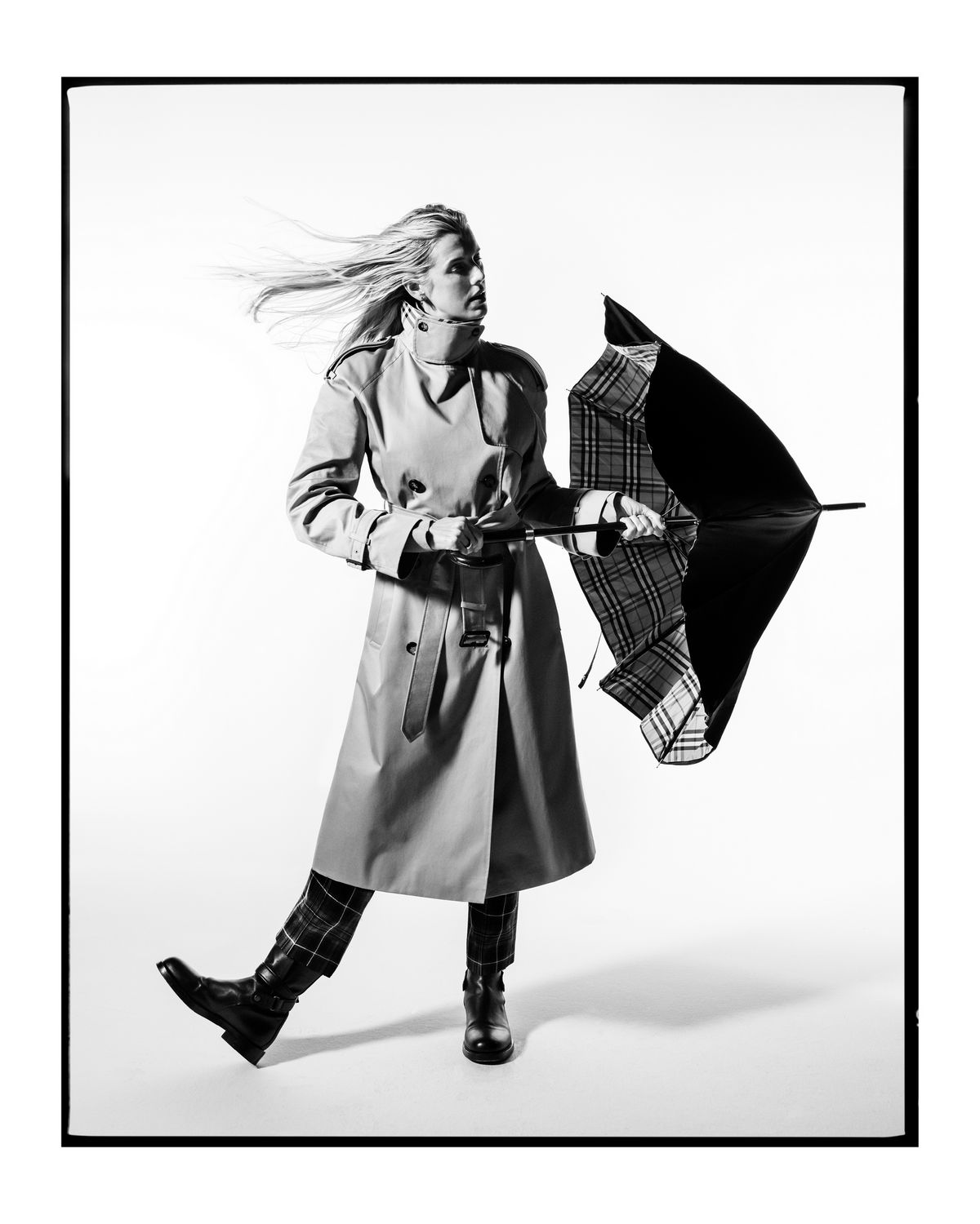 버버리 170주년 캠페인에 참여한 아기네스 딘. 혹독한 날씨의 영국에서 시작된 버버리, 레인코트의 안감이었던 하우스 체크를 표현했다. / 이미지 출처: 버버리