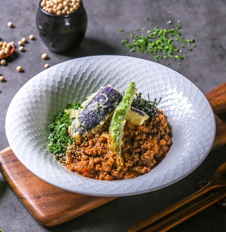 '볶음된장비빔칼국수’는 매콤달콤한 소스로 맛을 낸 비빔칼국수와는 전혀 다른 매력이다. / 출처: 춘식칼국수 동탄본점 네이버지도 업체