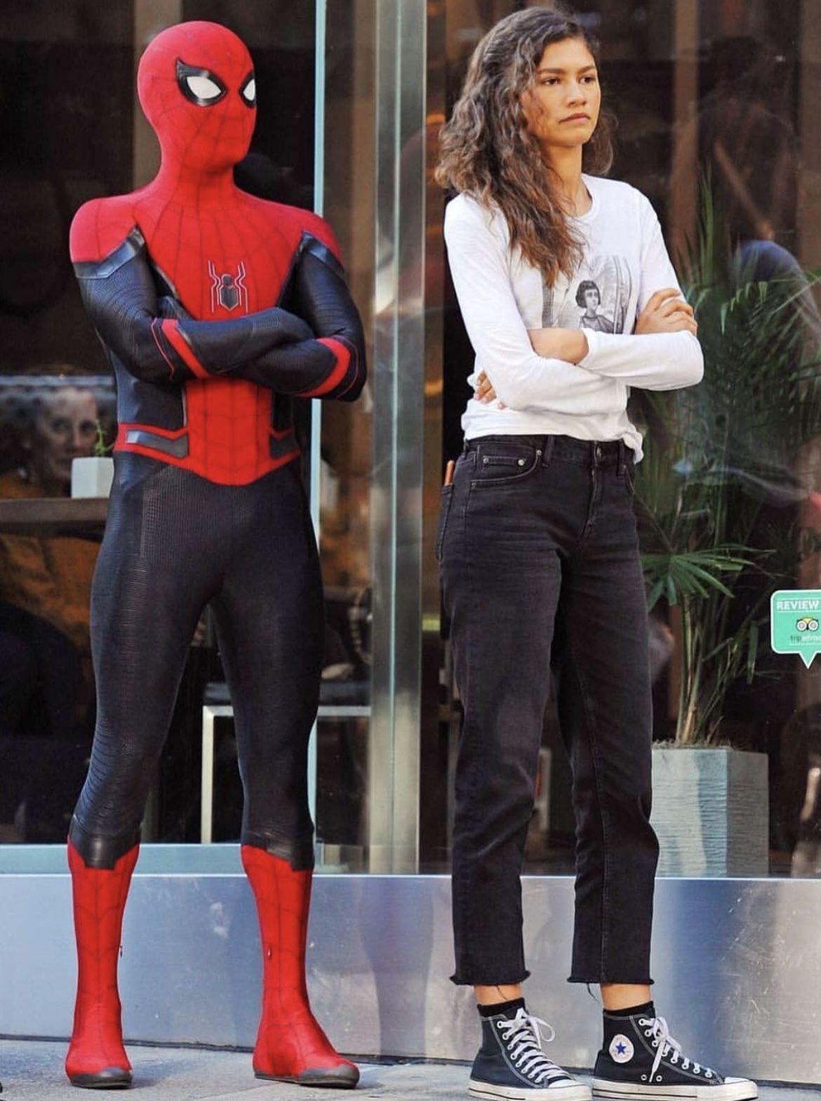 영화 '스파이더맨' 촬영 중인 톰 홀랜드와 젠데이야. 두 사람은 영화 속에서도 친구에서 연인으로 발전하는 관계이다. / 이미지 출처: 톰 홀랜드 인스타그램 @tomholland2013