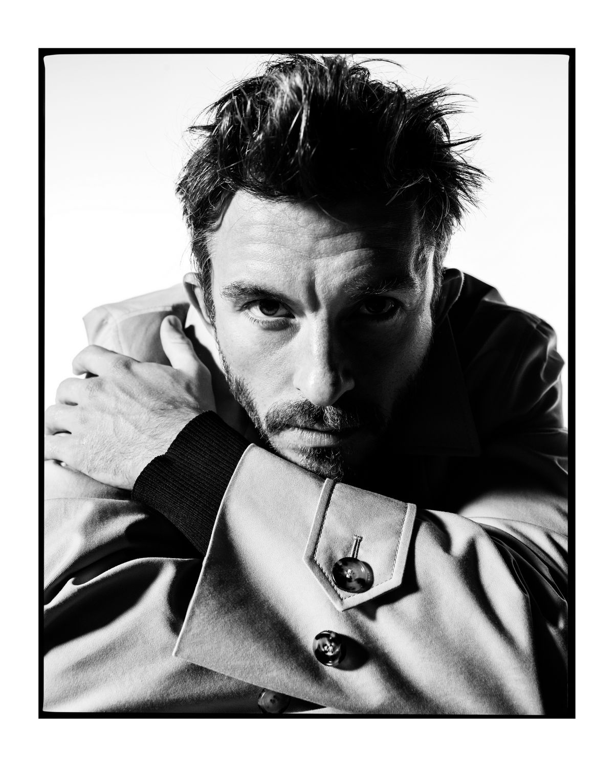 버버리 170주년 캠페인에 참여한 조나단 베일리. 가장 섹시한 남성으로 선정된 배우답게, 진지한 표정으로 섹시한 남성의 분위기를 연출해냈다./ 이미지 출처: 버버리