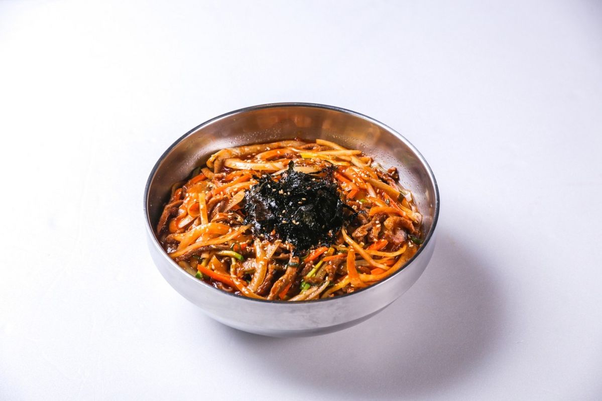 매콤한 맛을 좋아한다면 ‘중화 비빔 칼국수’도 좋은 선택이다. / 출처: 연남칼국수 네이버지도 업체