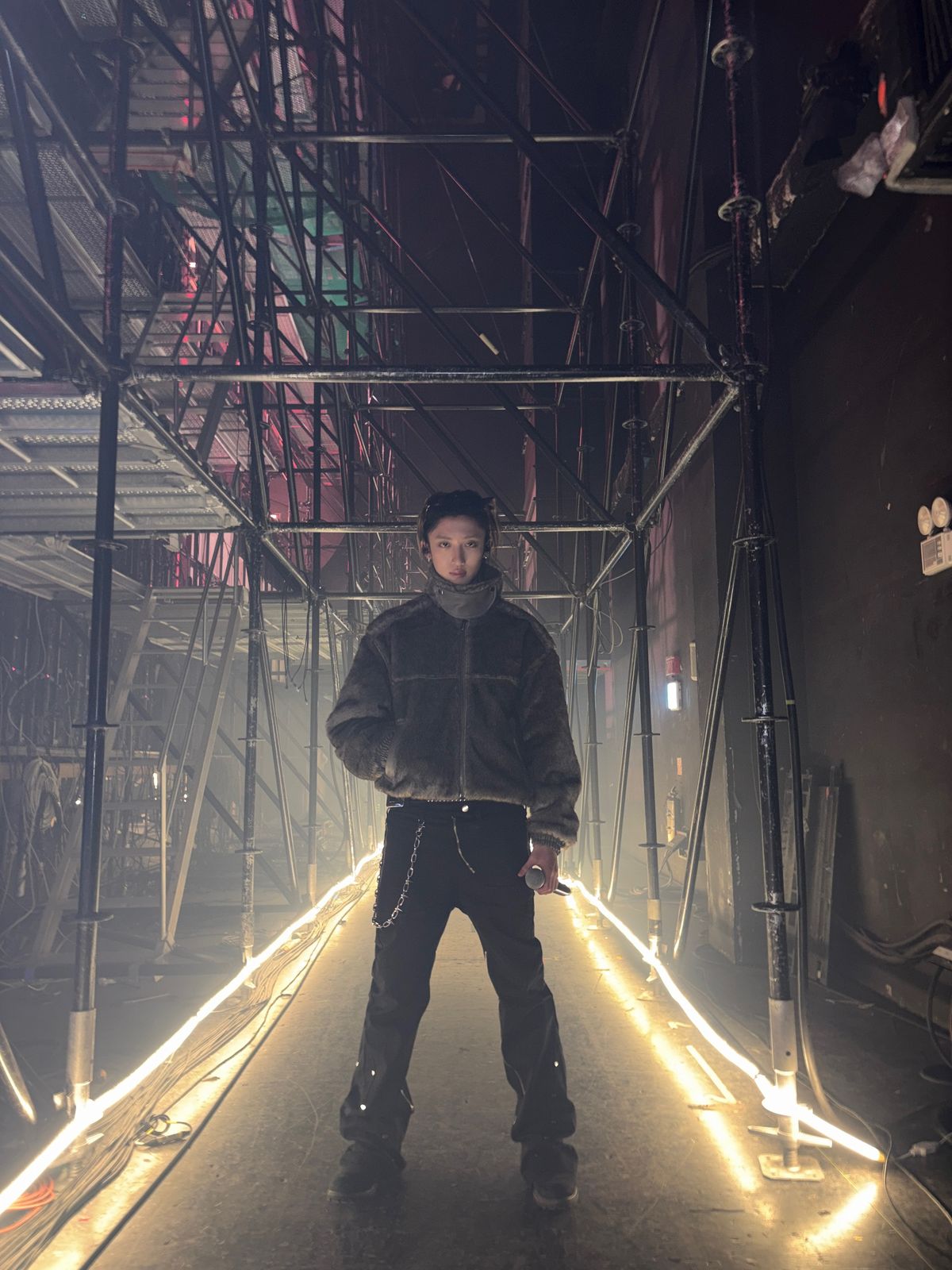 해외 투어에서도 볼드 스니커즈를 착용한 롱샷 우진 / 이미지 출처: 롱샷 위버스