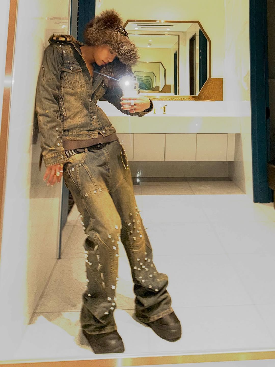 러버 소재의 두툼한 아웃솔의 볼드 스니커즈를 부츠컷 스터드 진에 매치한 타잔 / 이미지 출처: 인스타그램 @tarzzan