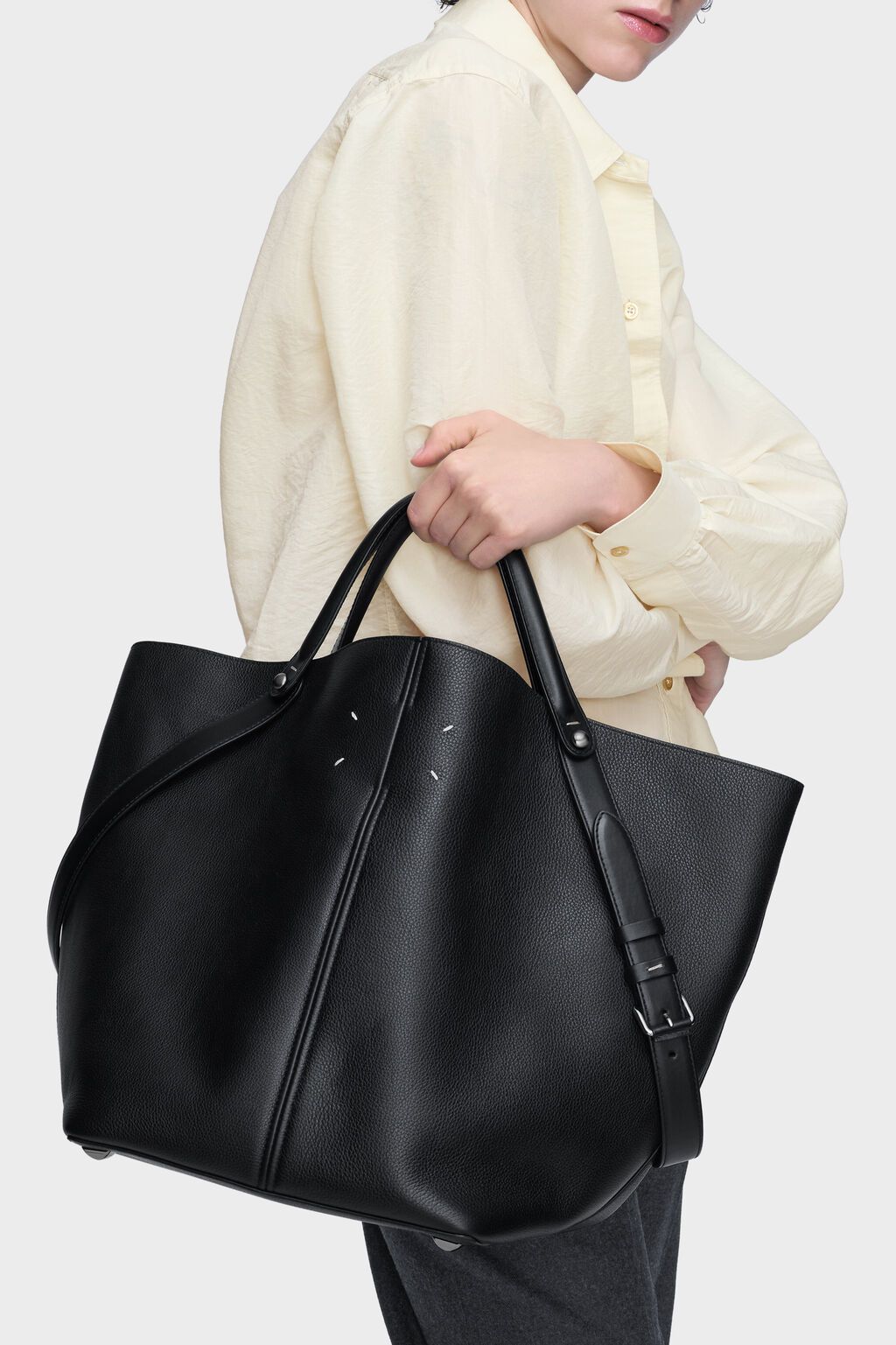 마르지엘라의 로고가 돋보이는 드레스 에이지백 / 이미지 출처: 메종 마르지엘라 공식홈페이지