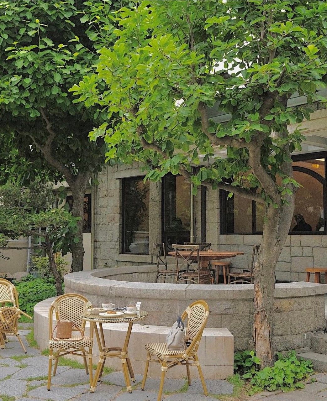 유럽풍 인테리어로 꾸며진 테라스 좌석은 인기가 많다. / 출처: 네이버지도 업체 제공