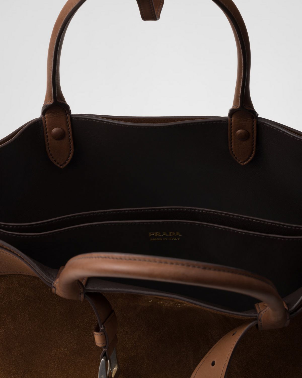 내부 로고 각인 디테일, 프라다 벨티드 버클백 / 이미지출처: 프라다