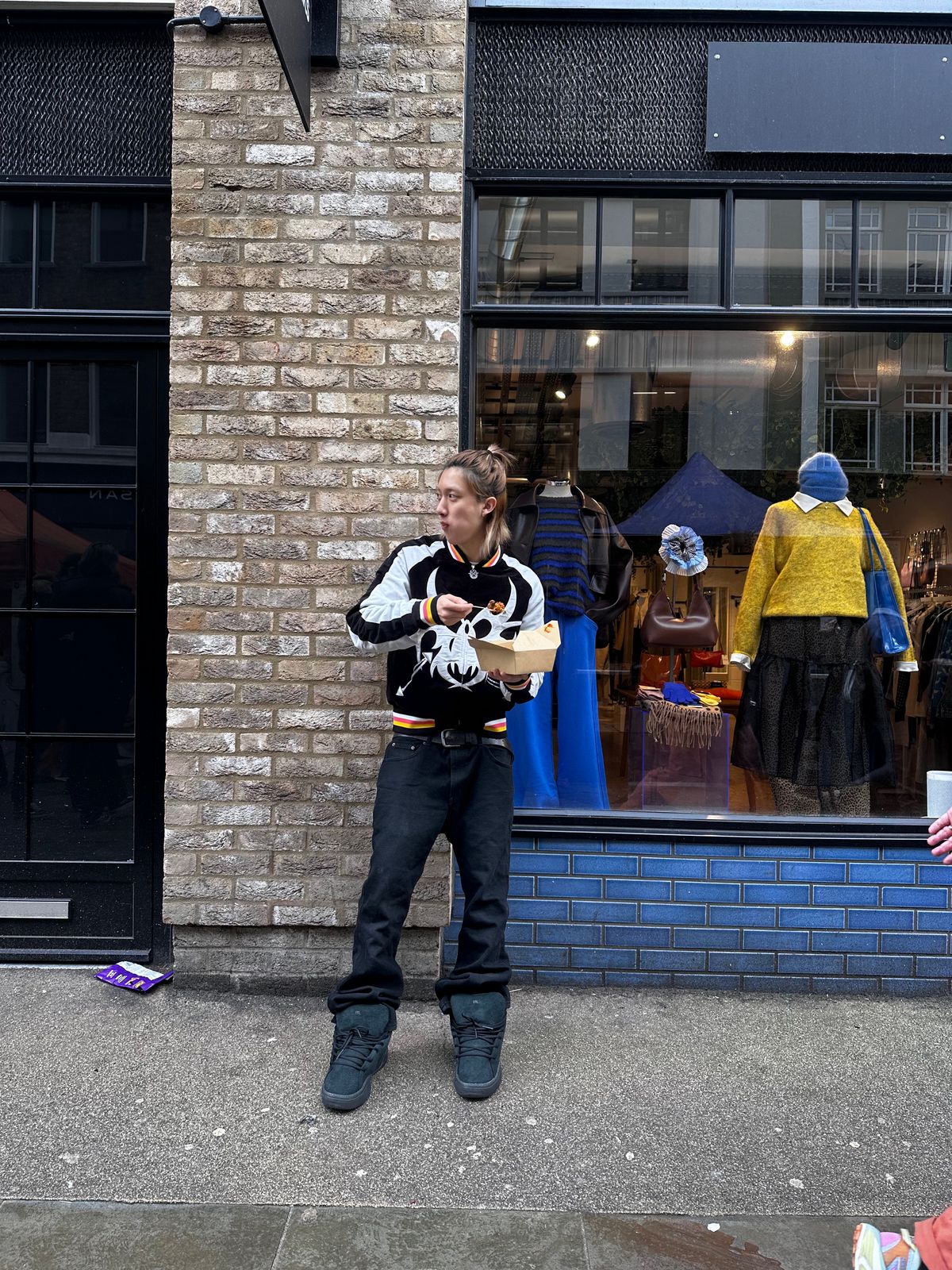 블랙으로 진 컬러와 스니커즈 색을 맞춘 롱샷 우진 / 이미지 출처: 롱샷 위버스