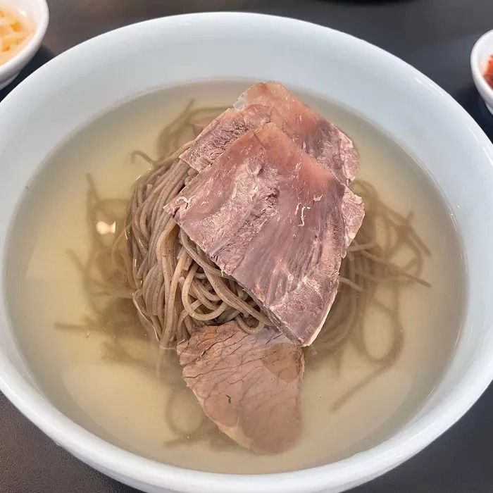 깔끔한 육수가 특징인 안덕의 소고기 냉국수 / 이미지 출처: 미쉐린 가이드