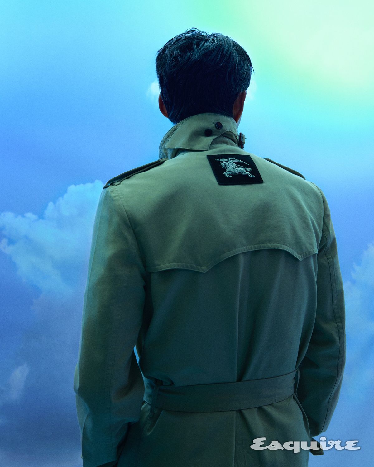 실크 코튼 파일 폭스필드 트렌치 코트, 스트라이프 울 캐시미어 티셔츠, 나파 레더 톤 부츠 모두 버버리.