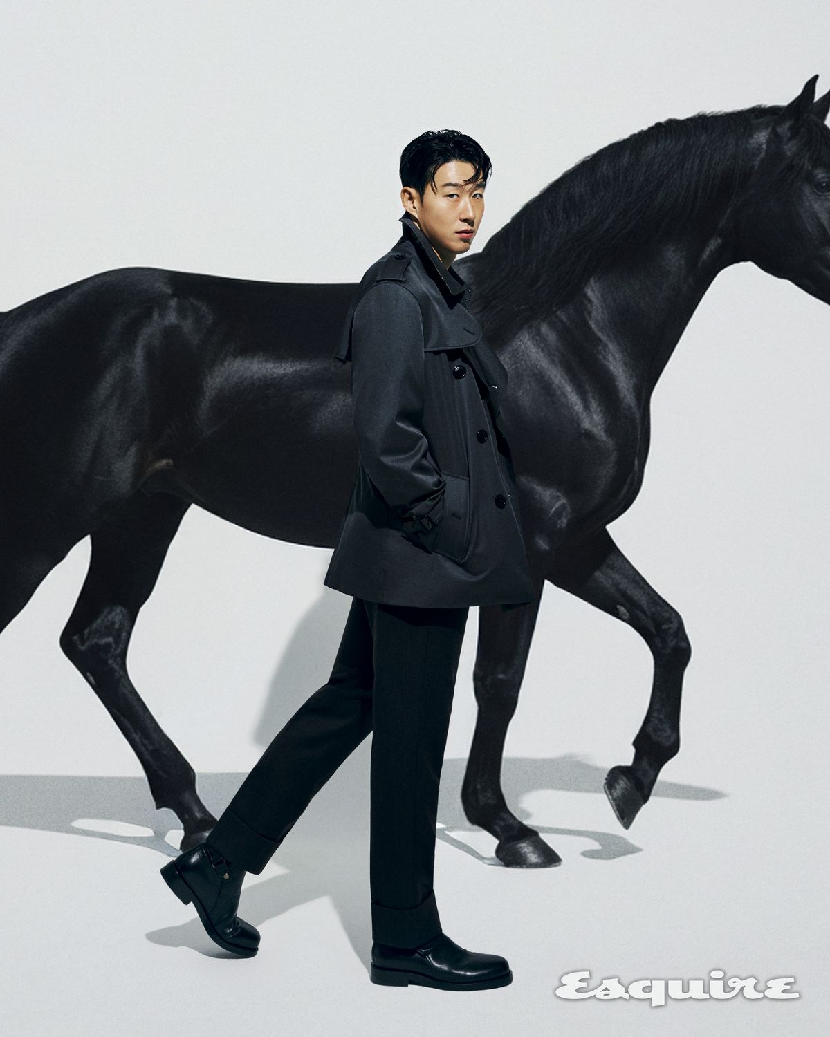 켄싱턴 엑스트라 쇼트 트렌치 코트, 브이넥 울 실크 스웨터, 울 테일러드 트라우저, 레더 레저 부츠 모두 버버리.