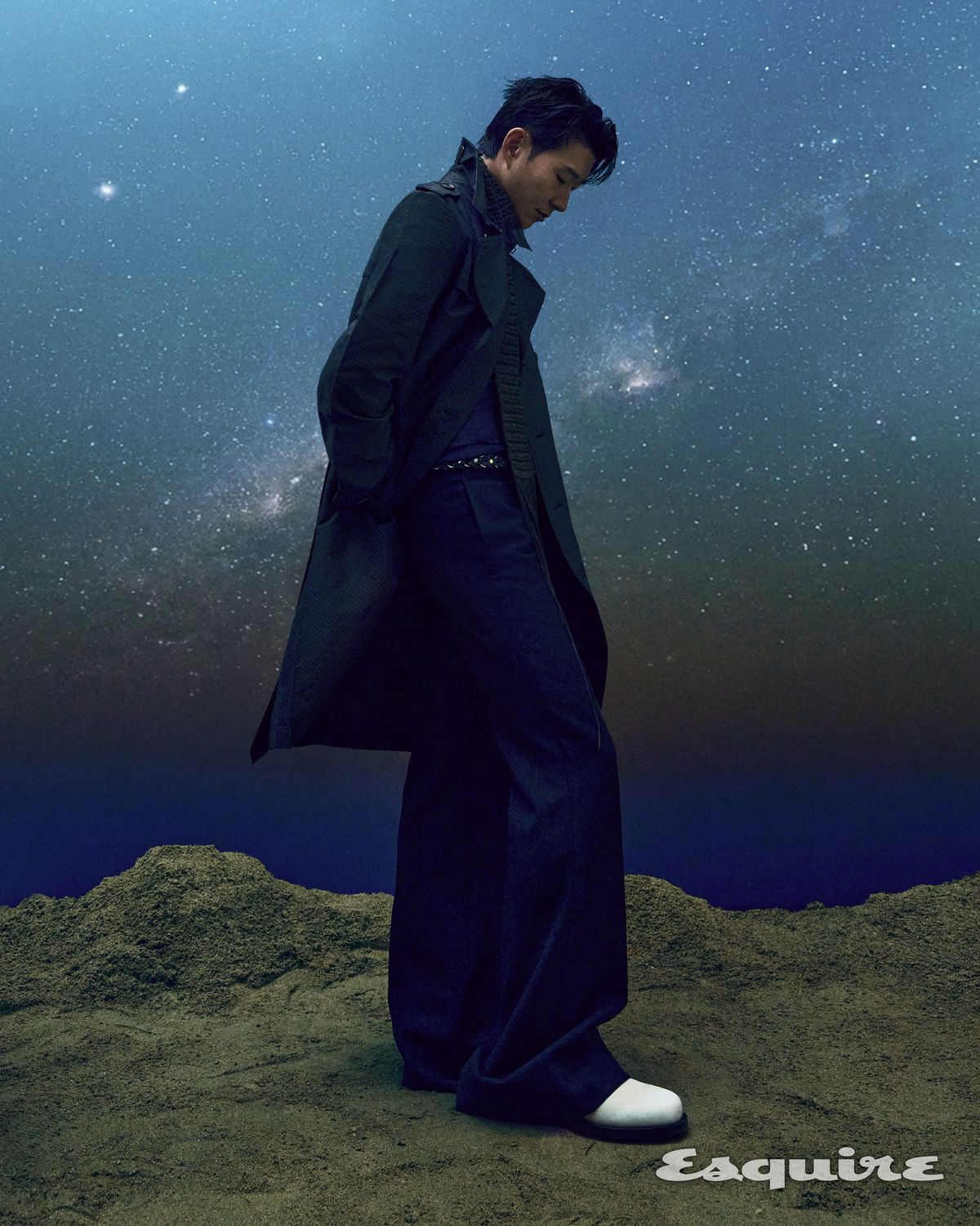 지오메트릭 프린트 나일론 블렌드 폭스필드 트렌치 코트, 브이넥 울 실크 스웨터, 왁스드 스웨이드 레저 부츠, 크로셰 스카프 모두 버버리.