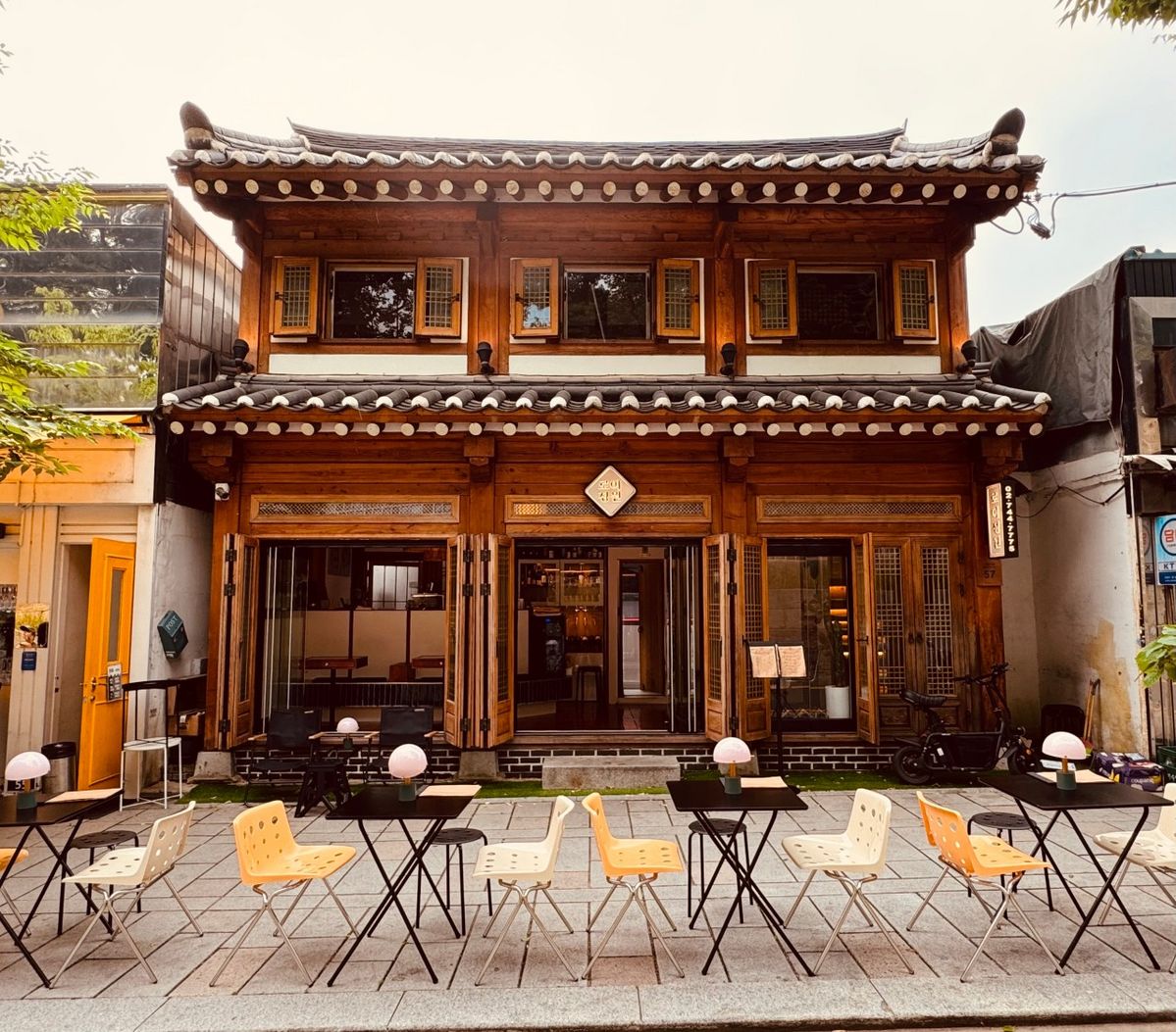 야외석에서는 서순라길의 상징 종묘 돌담뷰를 감상할 수 있다. / 출처: 로이정원 네이버지도 업체 등록