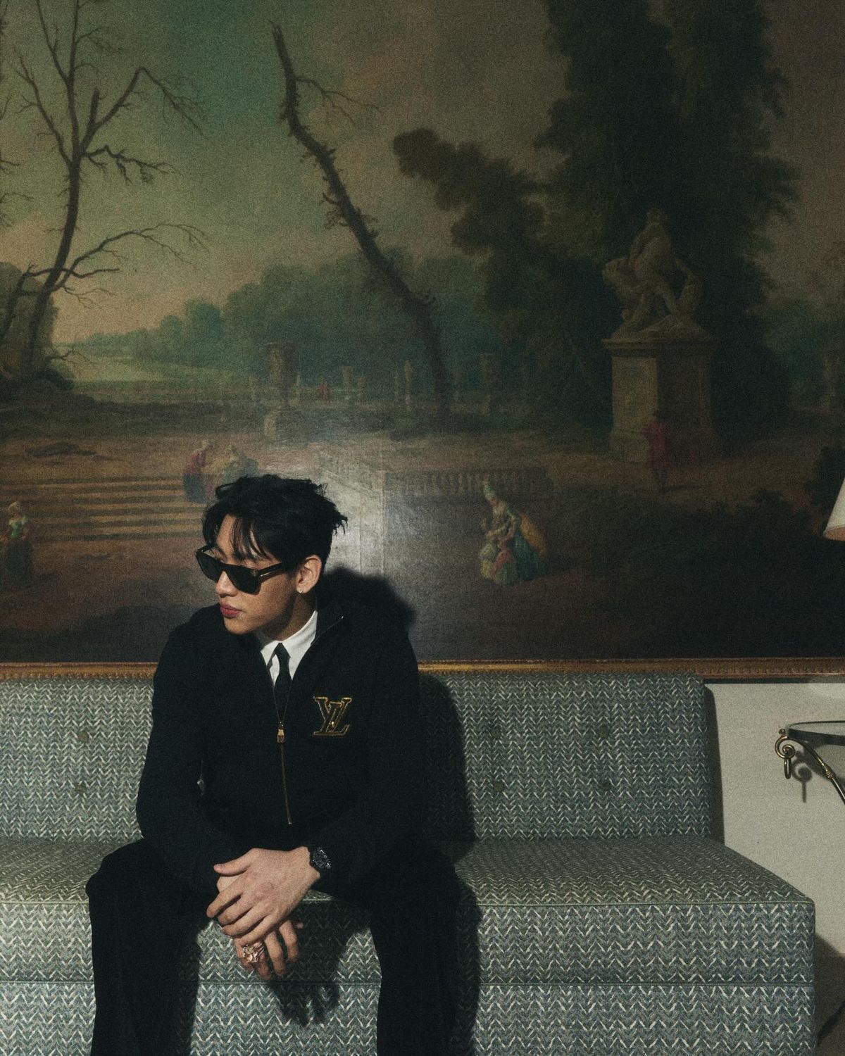 루이 비통 모노그램 후드와 블랙 슈트 스타일에 제이콥앤코 더 월드 이즈 유어스 듀얼 타임 존 MAD Paris 에디션을 매치한 뱀뱀의 모습. / 이미지 출처 : 뱀뱀 인스타그램 