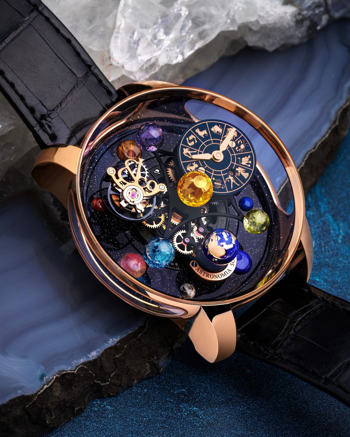 태양을 상징하는 시트린과 조디악 다이얼, 행성을 형상화한 젬스톤이 어우러져 태양계를 입체적으로 구현했다. / 이미지 출처 : 제이콥앤코 