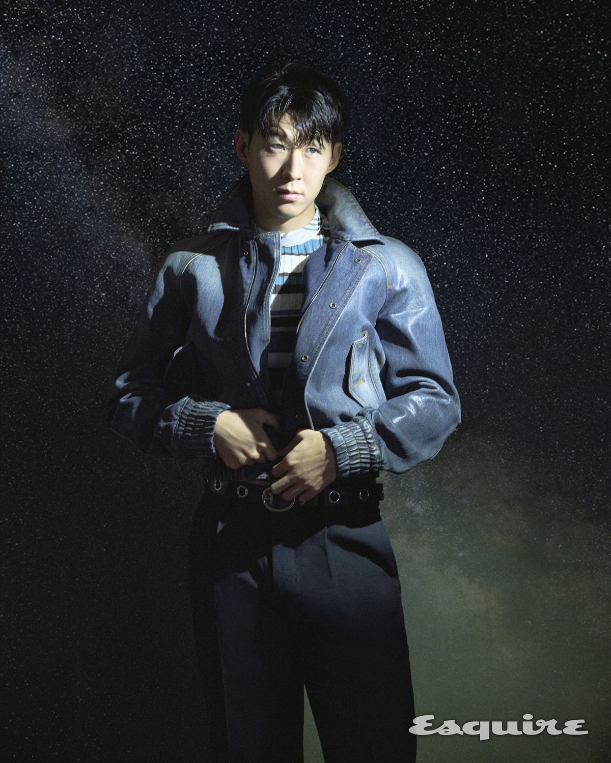 코티드 데님 해링턴 재킷, 스트라이프 울 캐시미어 티셔츠, 버버리 체크 인타르시아 캔버스 앤 레더 톤 부츠 모두 버버리.