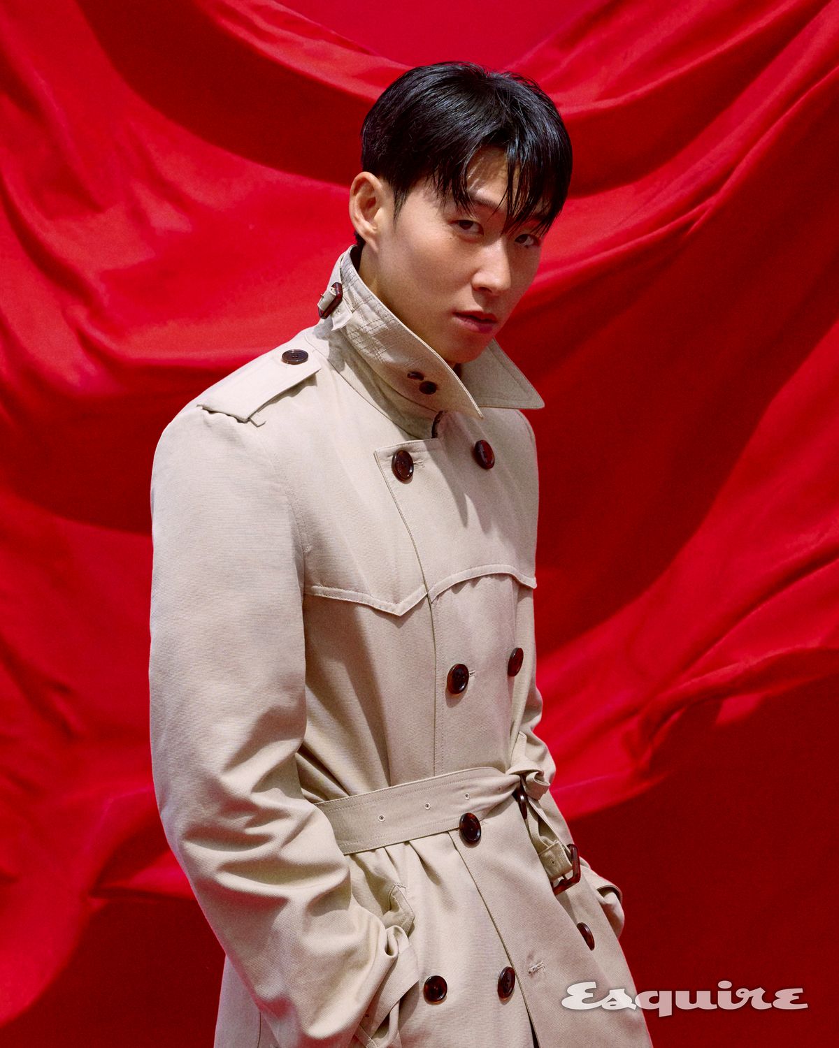 실크 코튼 파일 폭스필드 트렌치 코트, 스트라이프 울 캐시미어 티셔츠, 나파 레더 톤 부츠 모두 버버리.