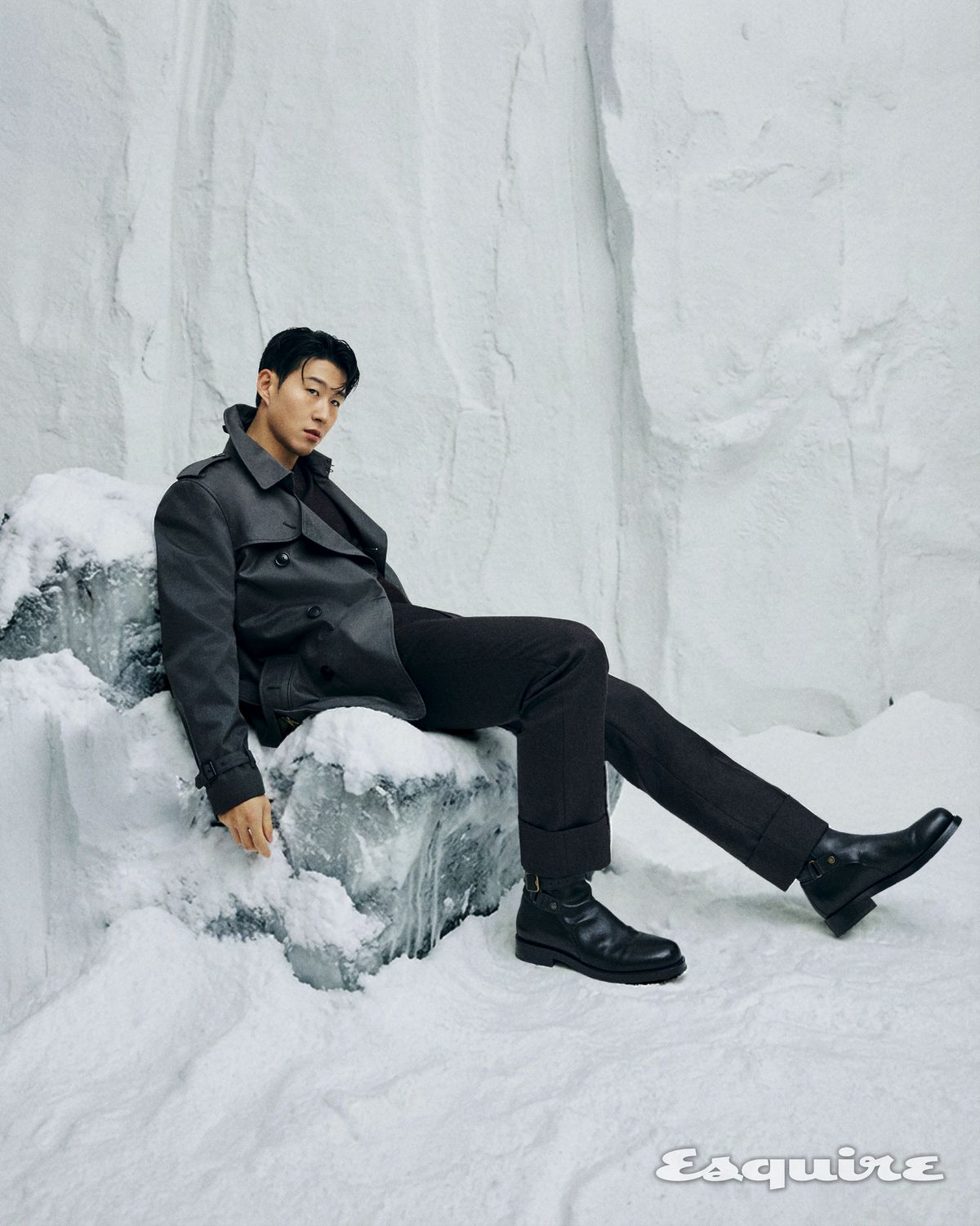 켄싱턴 엑스트라 쇼트 트렌치 코트, 브이넥 울 실크 스웨터, 울 테일러드 트라우저, 레더 레저 부츠 모두 버버리.