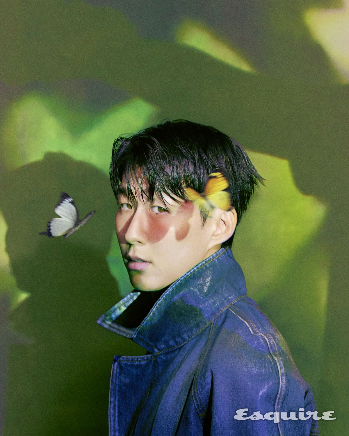 코티드 데님 해링턴 재킷, 스트라이프 울 캐시미어 티셔츠, 버버리 체크 인타르시아 캔버스 앤 레더 톤 부츠 모두 버버리.