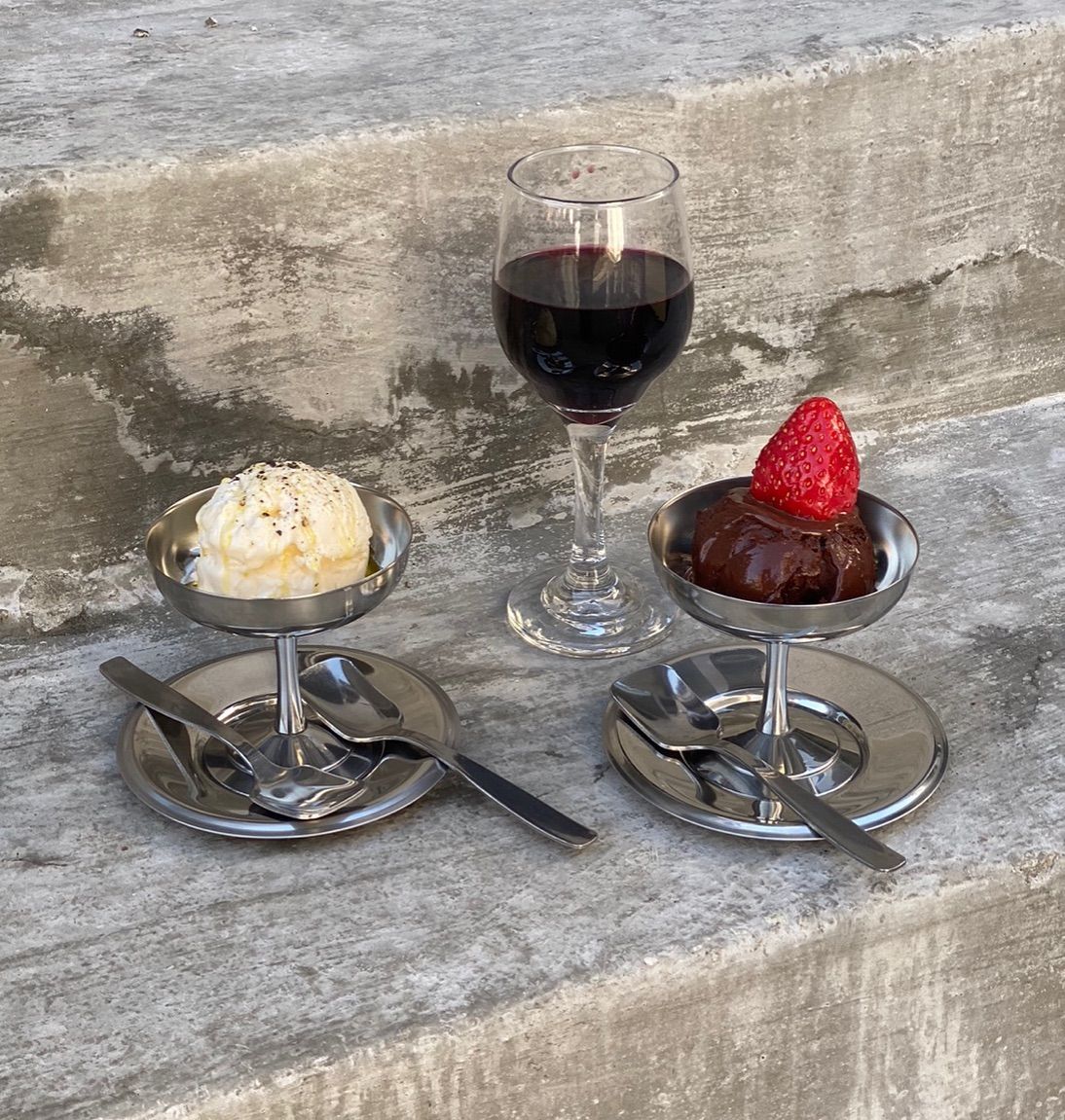 ‘어글라스오브’에서는 알만한 사람은 다 아는 ‘맛없없’ 조합, 와인과 아이스크림을 함께 즐길 수 있다. / 출처: 어글라스오브 인스타그램