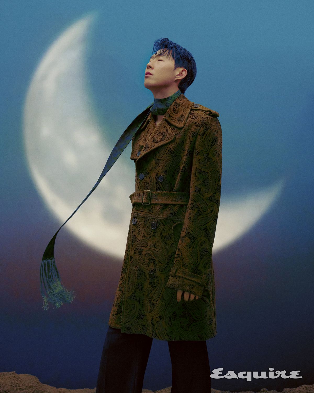 페이즐리 퍼포레이티드 스웨이드 트렌치 코트, 울 실크 카디건, 나파 레더 톤 부츠, 체인 링크 실크 블렌드 자카드 스카프 모두 버버리.