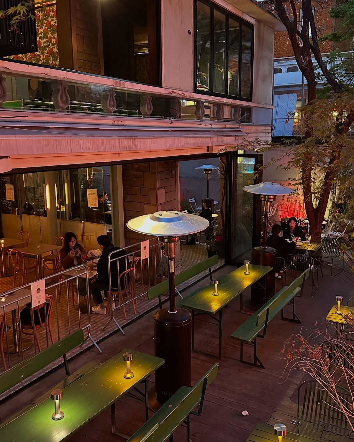 컬러풀한 조명이 힙한 분위기를 자아낸다. / 출처: 바 라핀부쉬 인스타그램