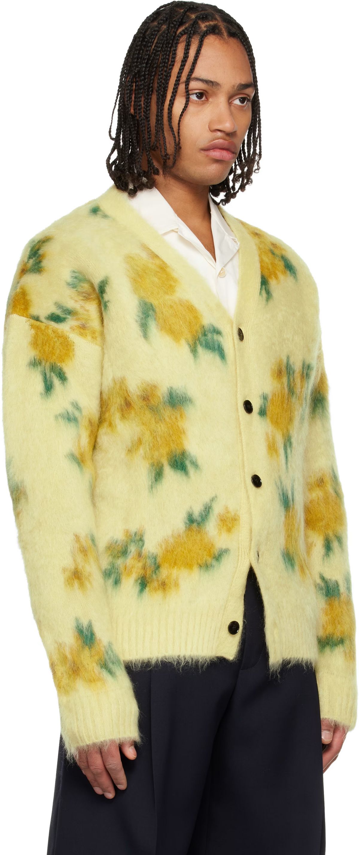 라이트 옐로 컬러와 어우러지는 옐로 플로럴 모티프 / 이미치 출처: SSENSE