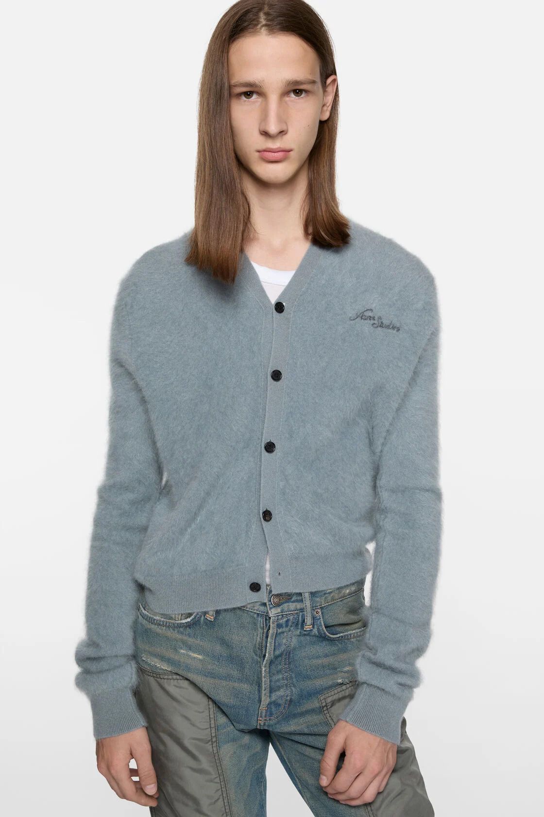 은은한 텍스처가 느껴지는 캐시미어 가디건 / 이미치 출처: 아크네 스튜디오