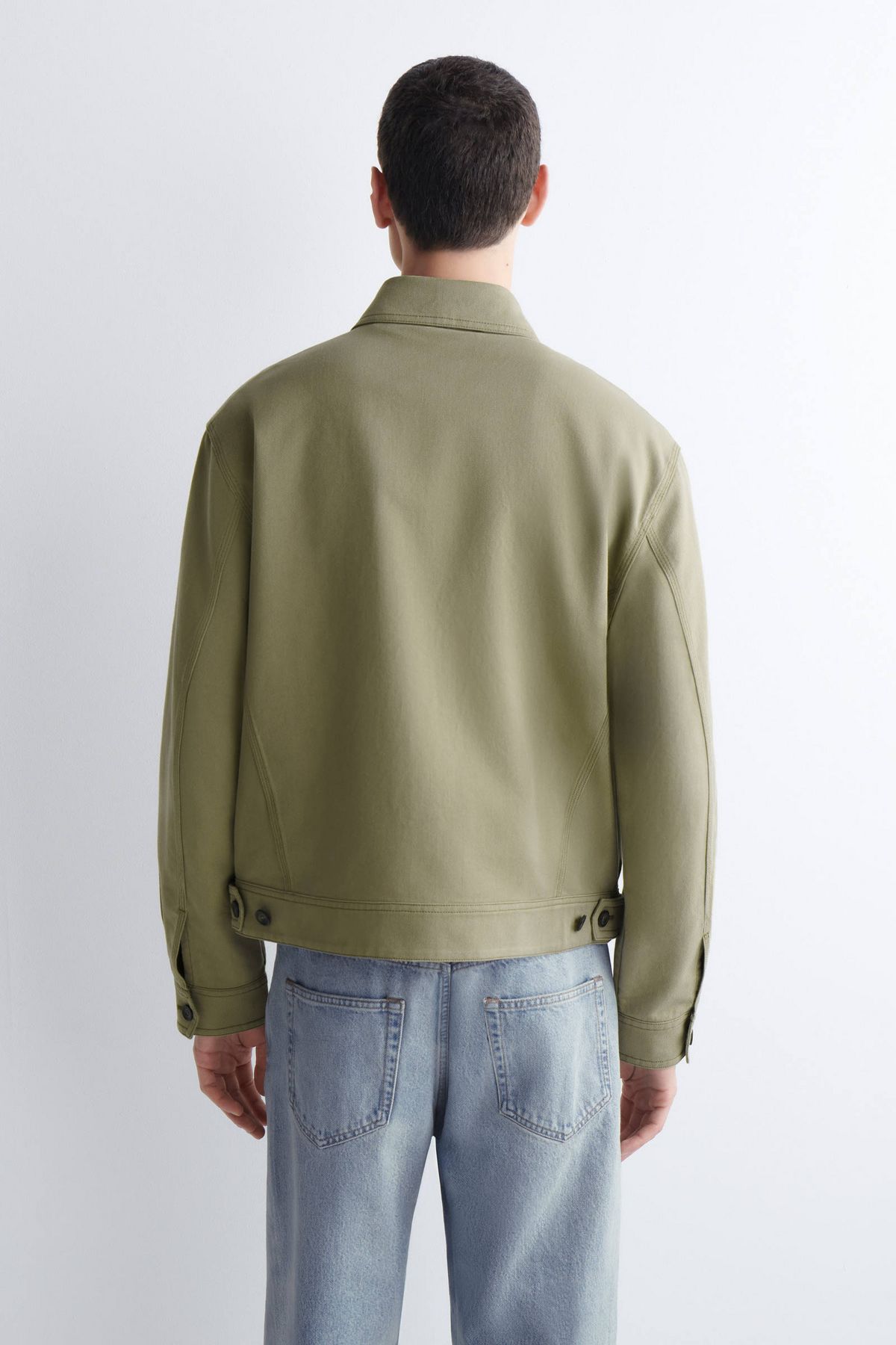 뒷모습 디테일 / 이미지 출처: COS