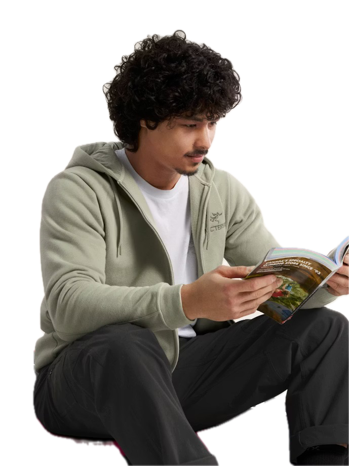 일상에서도 자연스러운 스타일링이 가능한 아크테릭스 후디 집업 / 이미지 출처: 아크테릭스 공식 홈페이지 