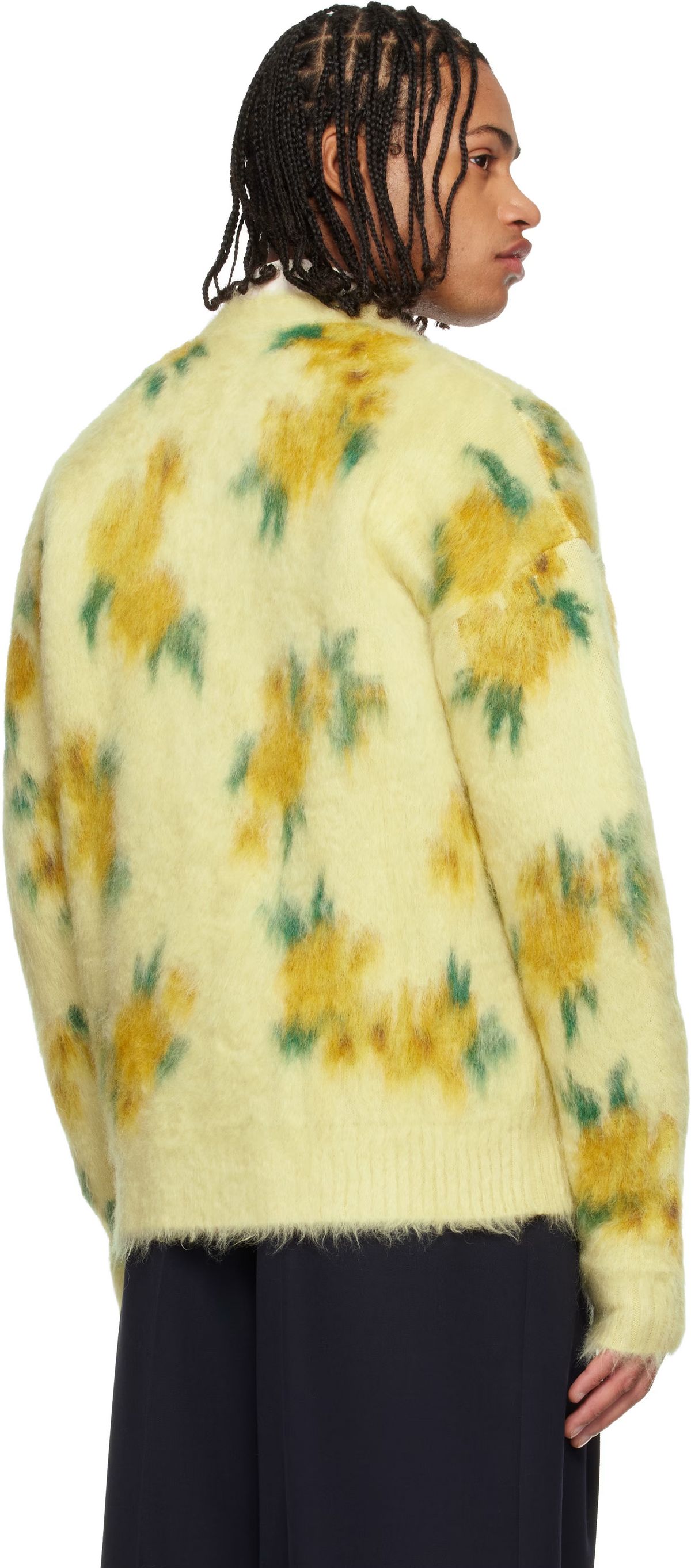 울 블렌드 소재로 간절기 아우터처럼 활용 가능하다 / 이미치 출처: SSENSE