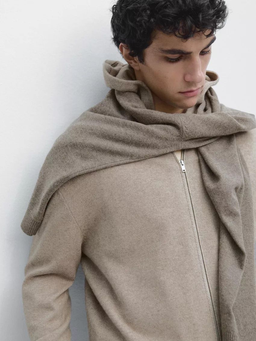 다른 톱과 레이어드해서 스타일링하기 좋다 / 이미치 출처: 마시모두띠