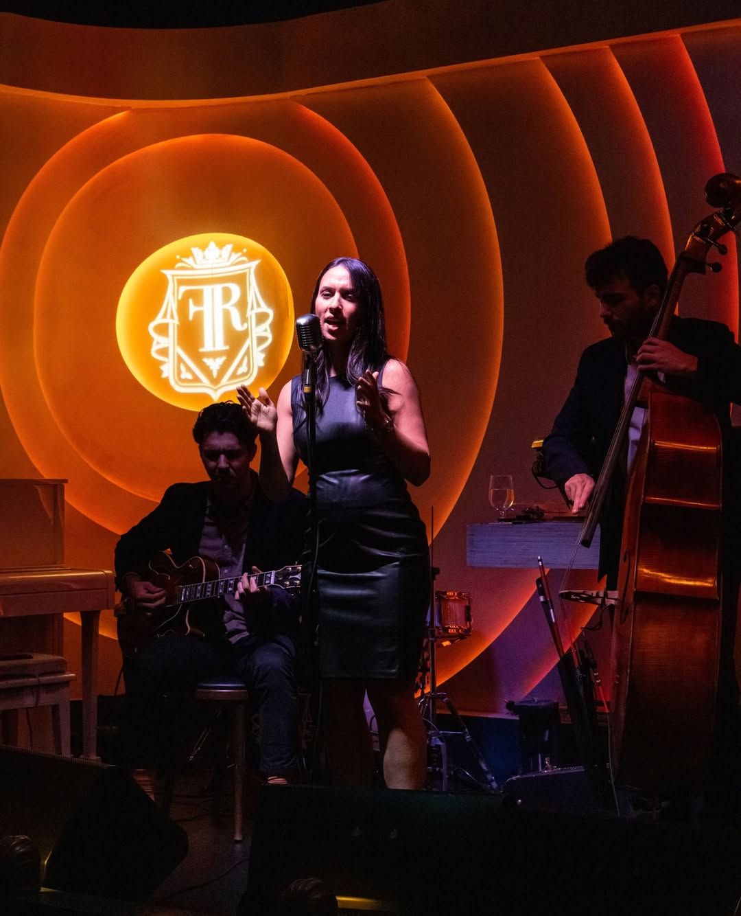 멋진 술들이 가득한 장식장과 재즈 무대 | 출처: @theflatironroom_murrayhill