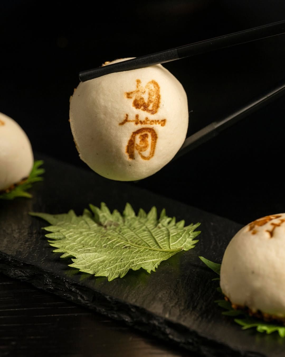 팬시한 플레이팅의 요리들 | 출처: @hutongnyc