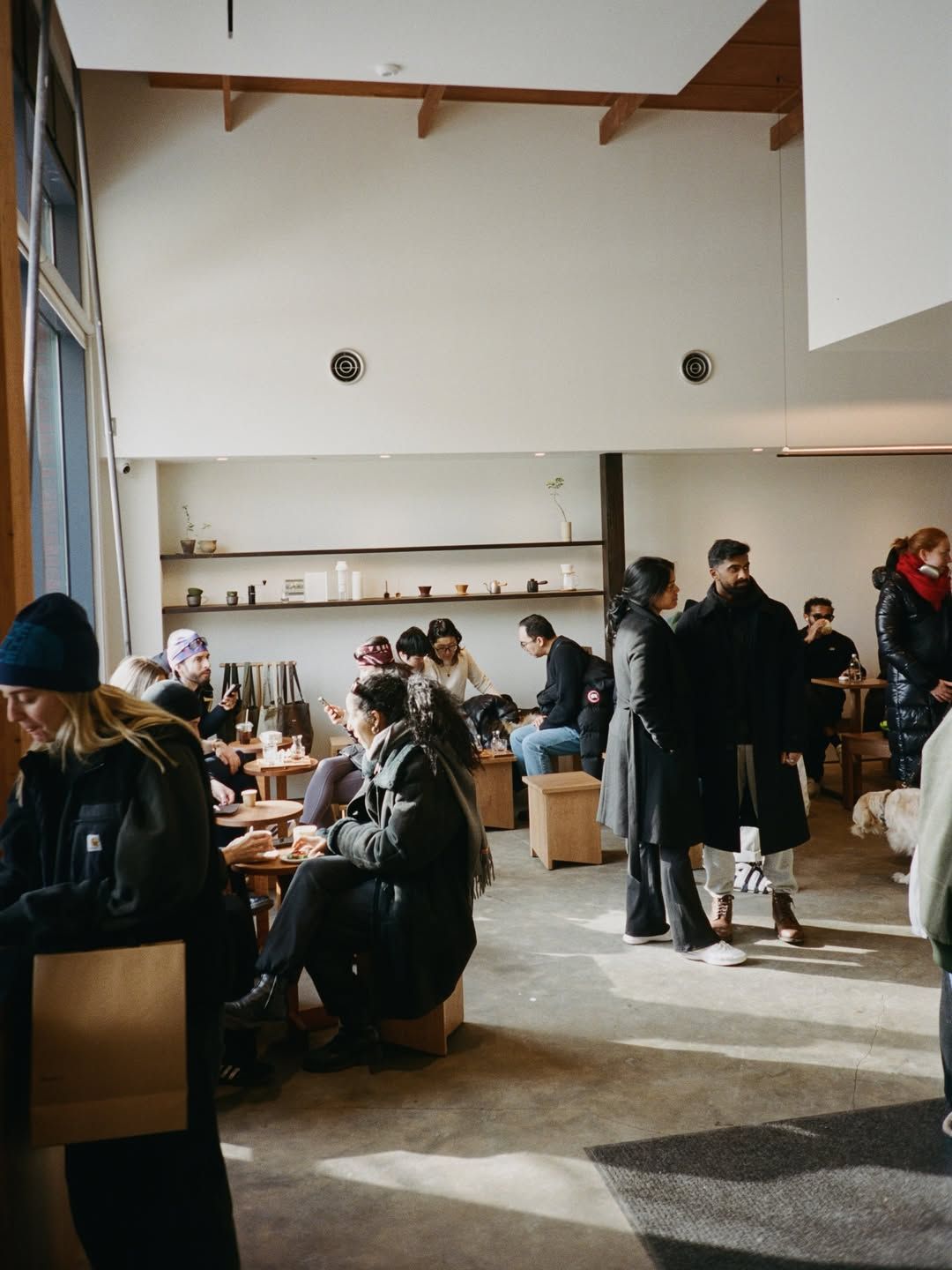 아침부터 사람들로 북적이는 매장 전경 | 출처: @marucoffeela @kanome_jp @maggie_onthemove