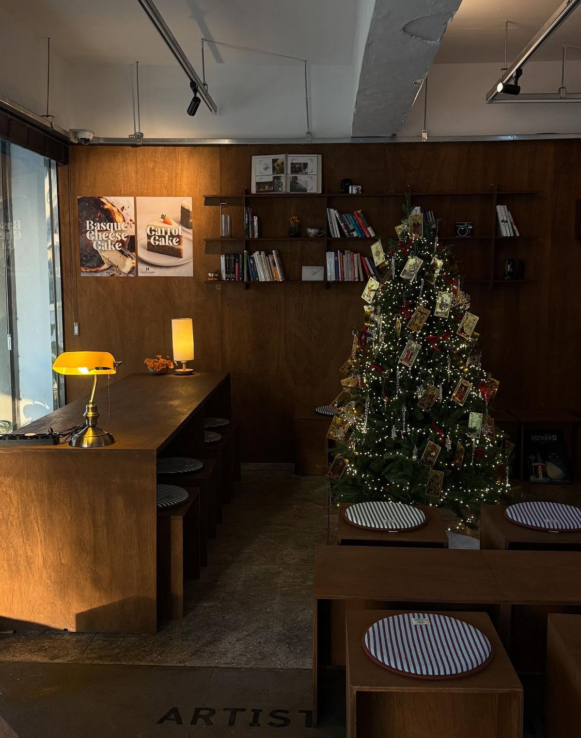 포근한 LP노래가 흘러나오는 아티스트노벰버커피 / 이미지 출처: 인스타그램 @artistnovember_bc