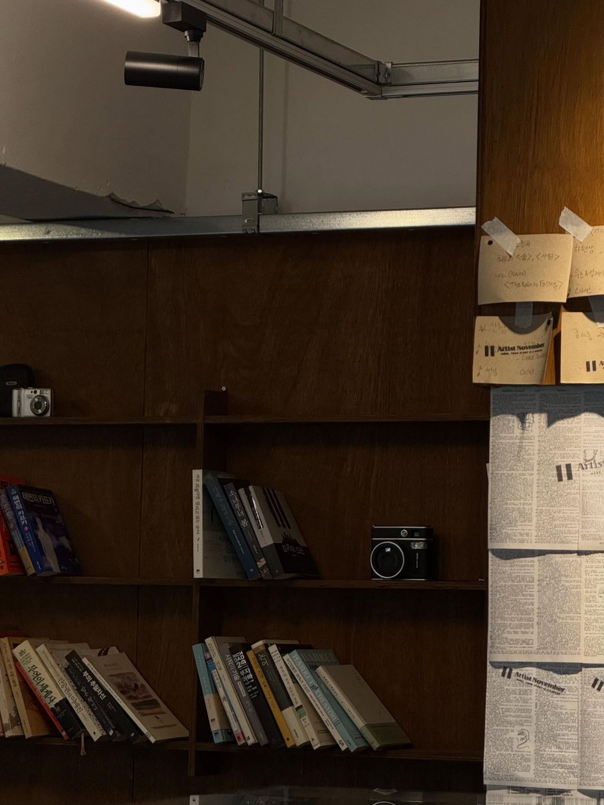 오늘의 신청곡 쪽지가 벽면을 채운 아티스트노벰버커피 / 이미지 출처: 인스타그램 @artistnovember_bc