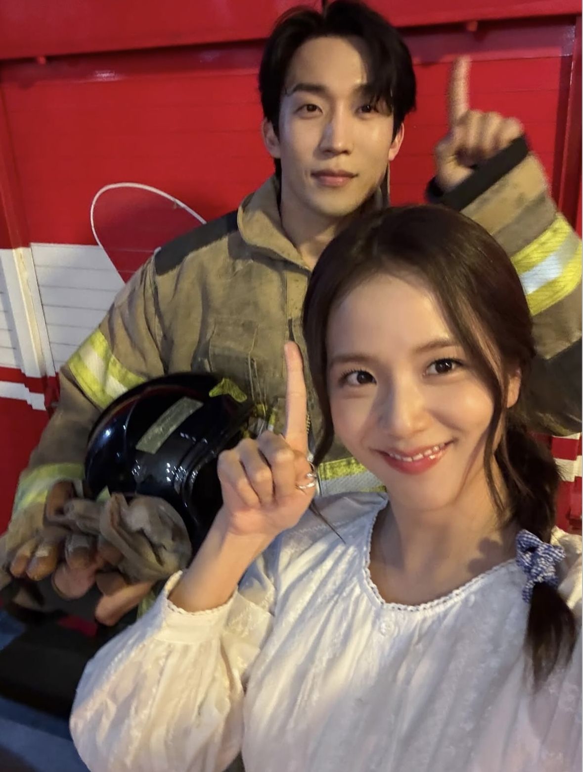 이상이는 월간남친의 소방관으로 깜짝 등장했다. / 출처: 지수 인스타그램(@sooyaaa_)