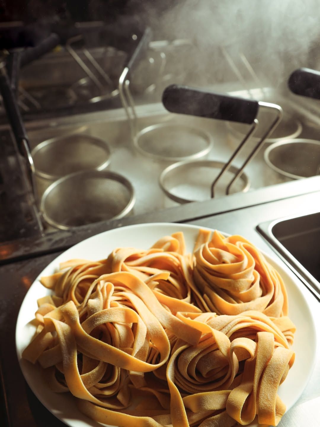 바로 뽑아내서 더 쫄깃한 생면 파스타 | 출처: @apastabar