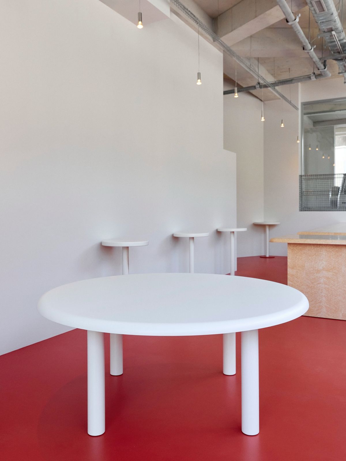 감각적인 레드 컬러의 바닥이 매력적인 데케드 파크 / 이미지 출처: 인스타그램 @dekad.park