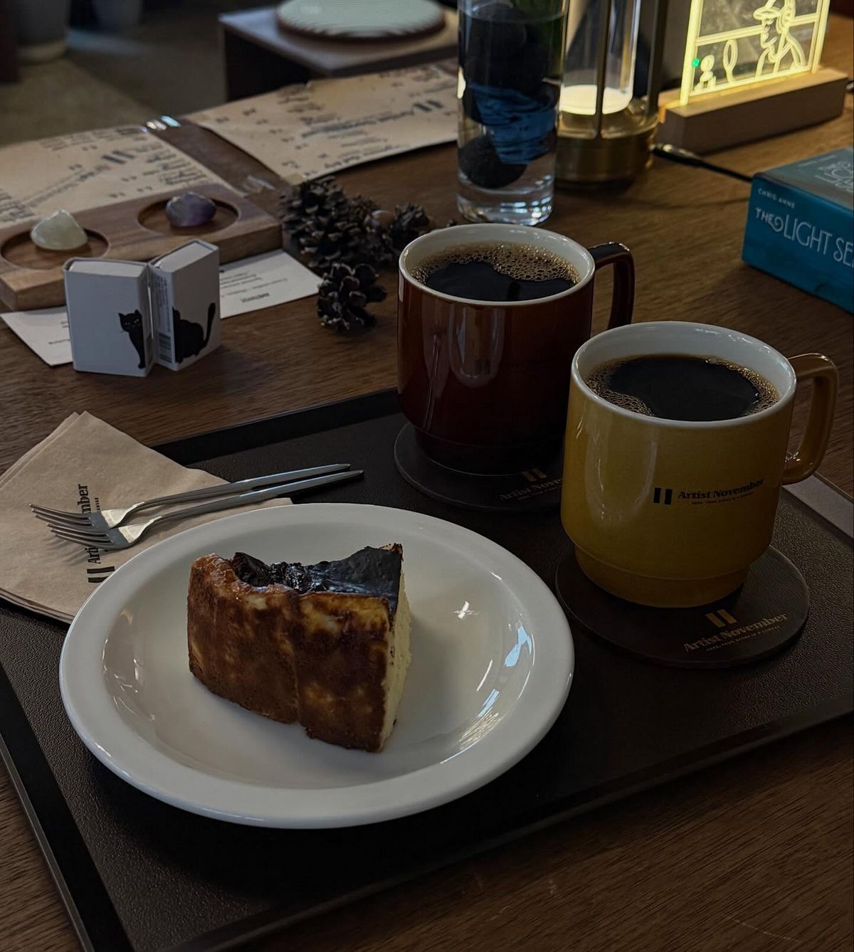 카페에서 직접 만드는 바스크 치즈 케이크가 인기 / 이미지 출처: 인스타그램 @artistnovember_bc