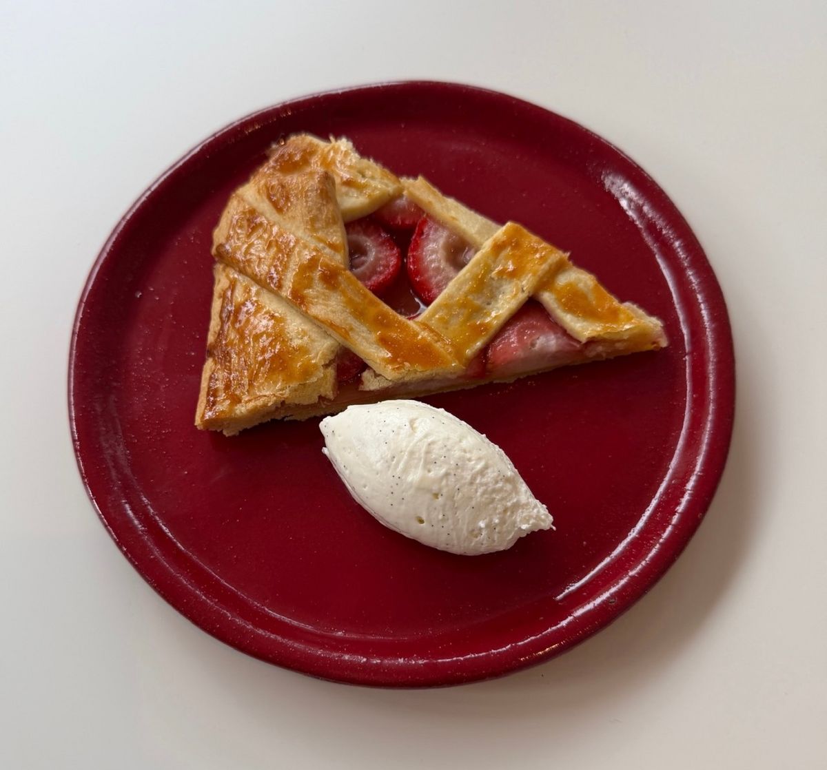 설향 딸기가 가득 찬 홈메이드 딸기 갈레뜨 / 이미지 출처: 인스타그램 @dekad.park