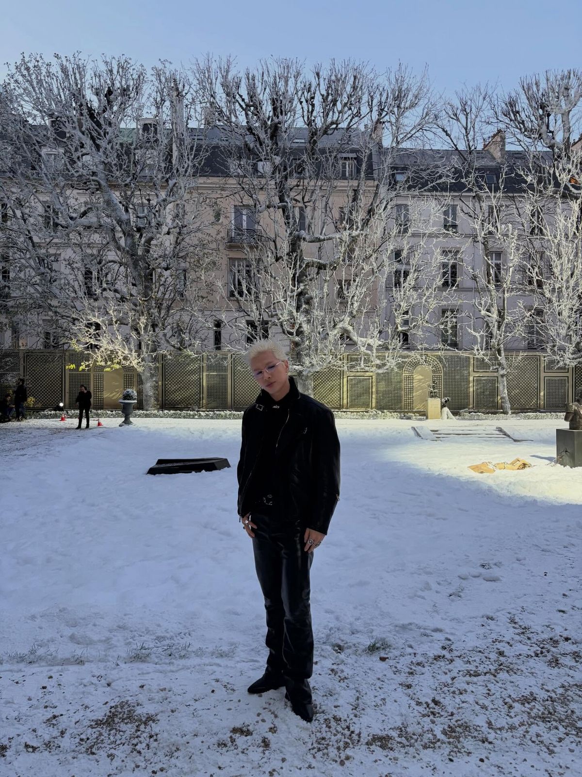 앙팡 리쉬 데프리메 쇼에 참석한 태양 / 이미지 출처: 인스타그램 @__youngbae__