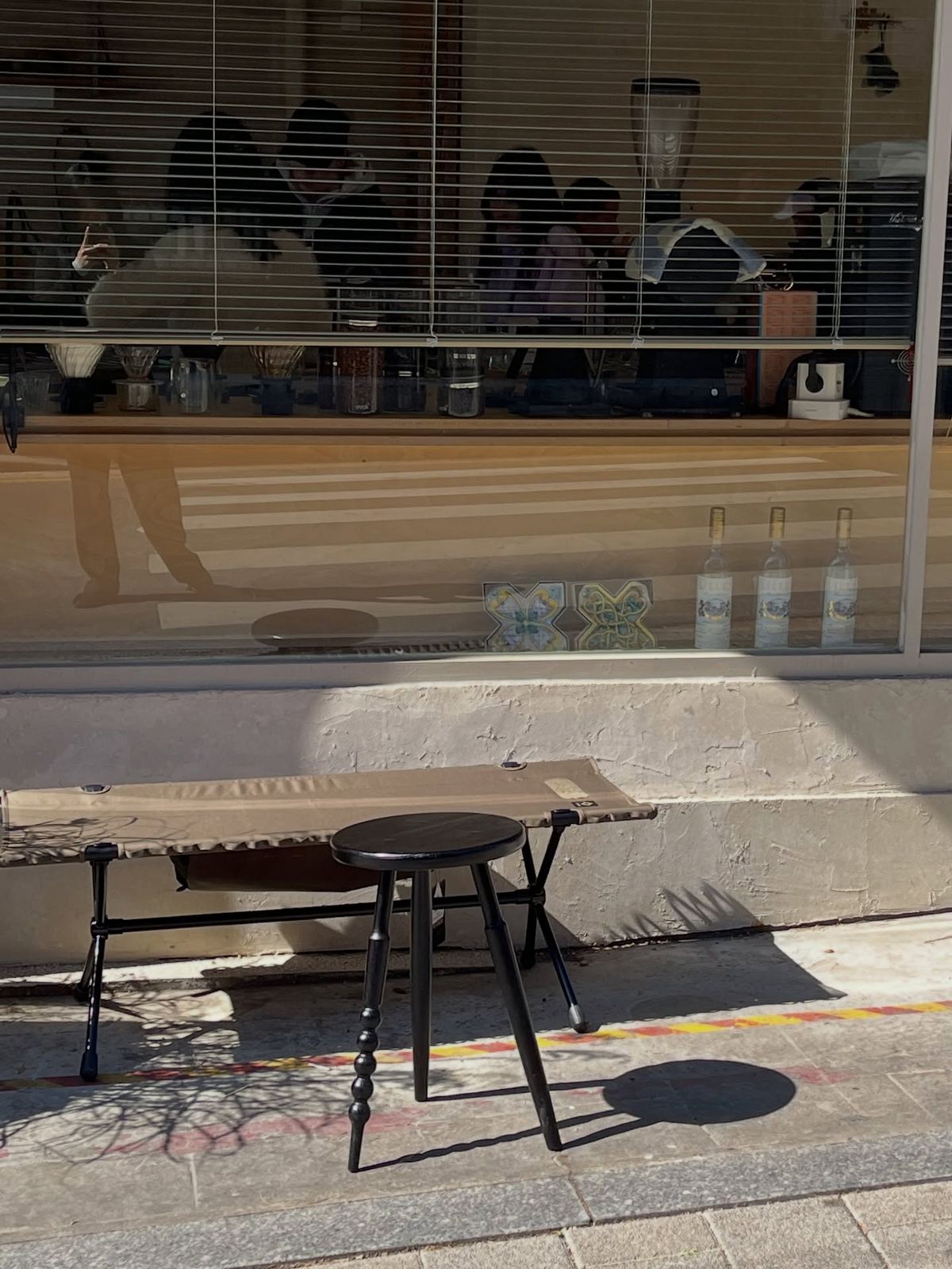 볕이 잘 드는 바깥 테이블, 애견 동반 가능/ 이미지 출처: 인스타그램 @parlinberiscoffee