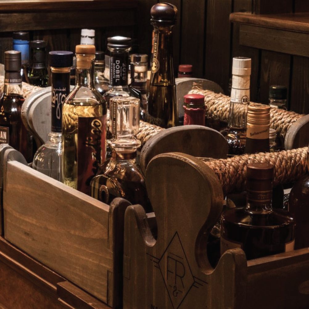 멋진 술들이 가득한 장식장과 재즈 무대 | 출처: @theflatironroom_murrayhill
