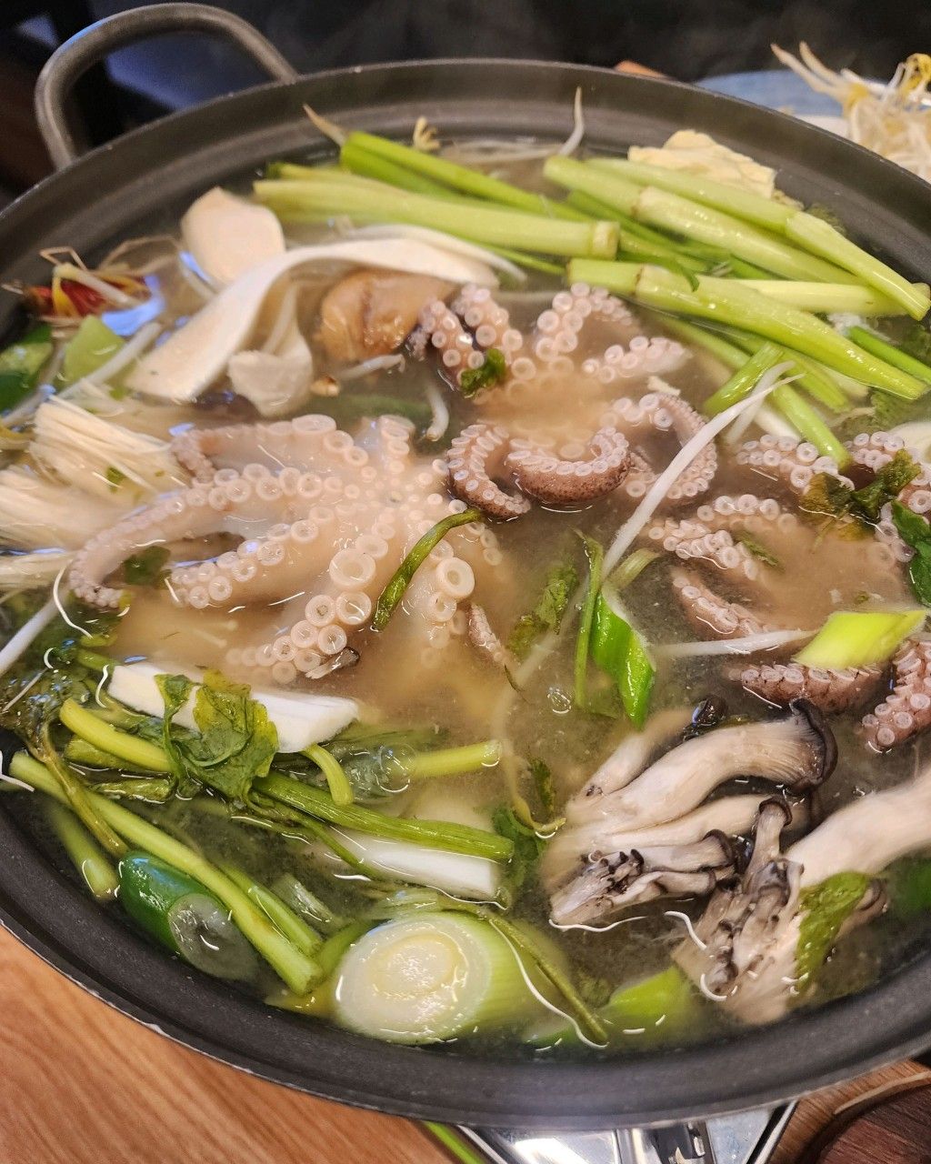 된장 베이스에 조개와 함께 우려낸 활쭈꾸미 샤브샤브를 즐길 수 있다. / 이미지 출처: 네이버 지도 업체 제공