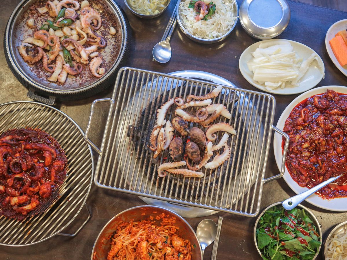 숯불 구이와 숙회로 생쭈꾸이를 맛볼 수 있고, 기호에 따라 양념과 마늘 쭈꾸미, 쭈삼 불고기로 즐길 수 있다. / 이미지 출처: 네이버 지도 업체 제공