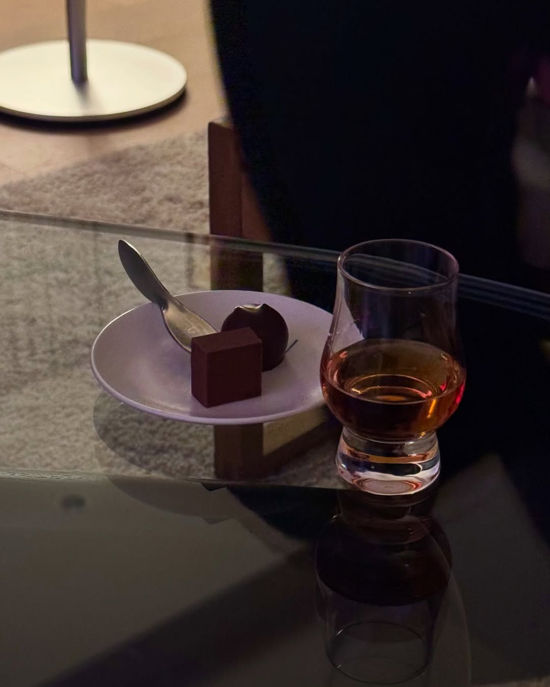 위스키와 함께 페어링하는 쇼콜라디제이의 술 파베 초콜릿. / 이미지출처: 쇼콜라디제이 공식 인스타그램 계정